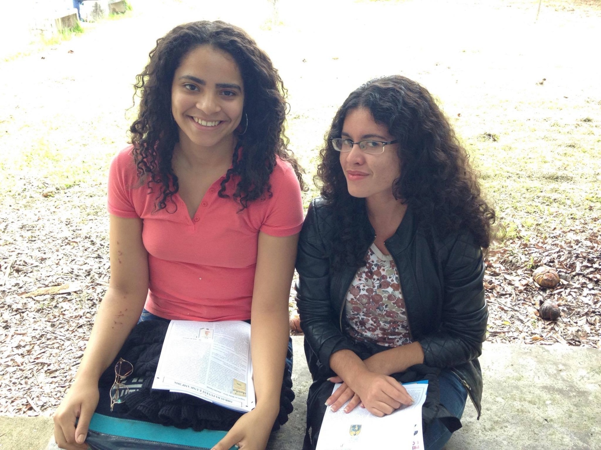 29.jov.2015 - Stephanie (esquerda) e Luísa chegaram cedo para a prova da Fuvest. Elas farão neste domingo a primeira fase do vestibular 2016 - Hugo Araújo/UOL