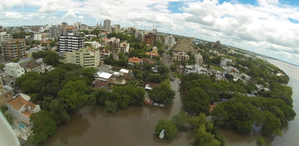 Casas em Uruguaiana (RS) ficam ilhadas por conta do alagamento provocado pelas chuvas - Daniel Badra/Agência Free Lancer/Estadão Conteúdo