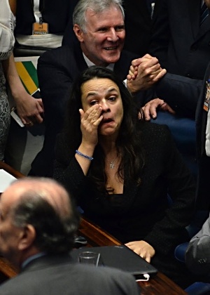 A advogada Janaina Paschoal, uma das autoras do pedido de impeachment de Dilma Rousseff, chora ao fim da sessão do senado - Renato Costa/Folhapress