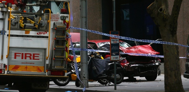 Os destroços de um carro são isolados por policiais em uma rua, após o motorista atropelar pedestres no centro de Melbourne, Austrália - Edgar Su/Reuters