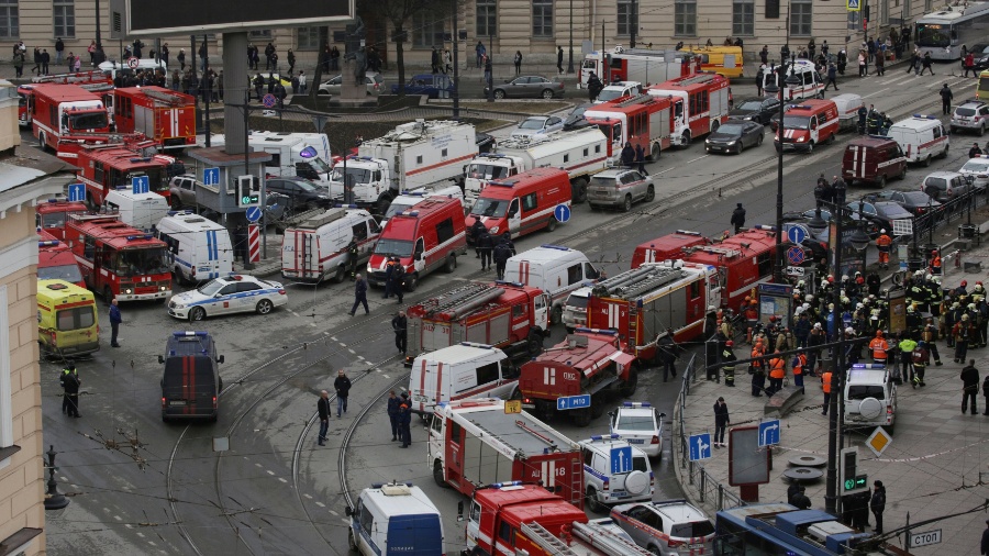 3.abr.2017 - Veículos e equipes de emergência se aglomeram nas proximidades da estação de metrô Sennaya Ploshchad, em São Petersburgo, na Rússia, após explosões deixarem mortos e feridos. Segundo o governo de São Petersburgo, 17 ambulâncias foram enviadas à cena - Anton Vaganov/Reuters