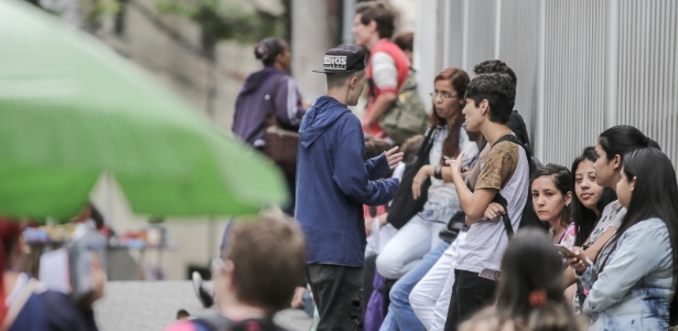 5.nov.2017 - Candidatos do Enem 2017 formam fila em frente a faculdade paulista antes da abertura dos portões para a prova - Dario Oliveira/Estadão Conteúdo