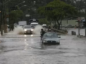 Enchentes: por que carro tem maior risco de incêndio ao encarar um temporal