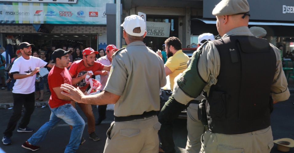19.mar.2018 - Tensão entre militantes e opositores do ex-presidente Lula durante caravana em Bagé