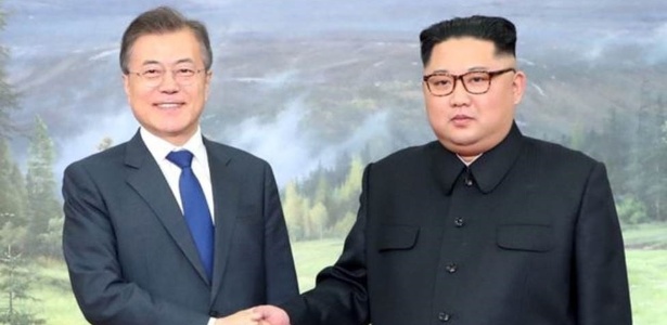 Encontro entre Kim Jong-un e Moon Jae-in foi assistido por milhões de pessoas, tentando decifrar cada gesto - REUTERS