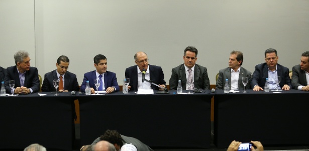Alckmin com políticos do centrão, em julho