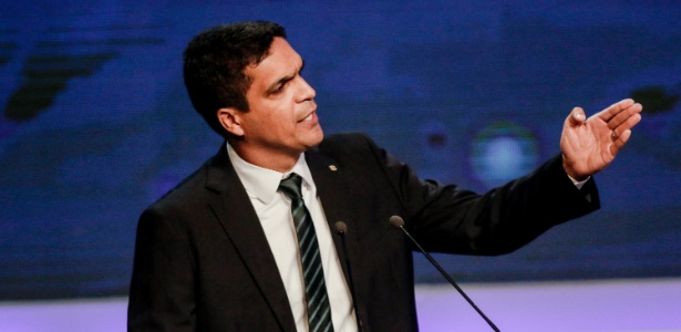 9.ago.2018 - Cabo Daciolo, candidato do Patriota, durate debate na TV Band - Thiago Bernardes/Estadão Conteúdo