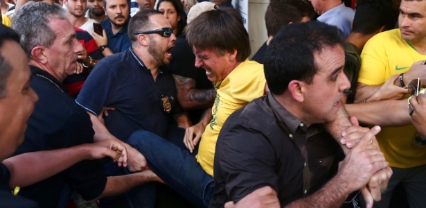 O candidato à Presidência pelo PSL, Jair Bolsonaro (de camiseta amarela), após ser esfaqueado em Juiz de Fora (MG)