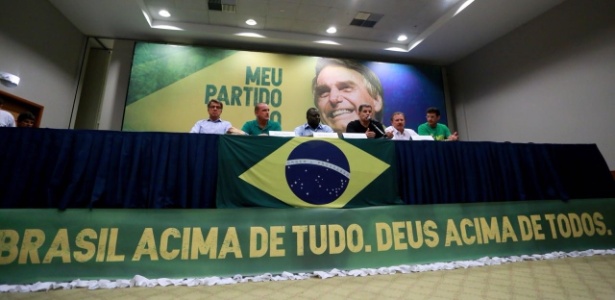 Bebianno (de preto) dá entrevista no Rio; Bolsonaro não foi 