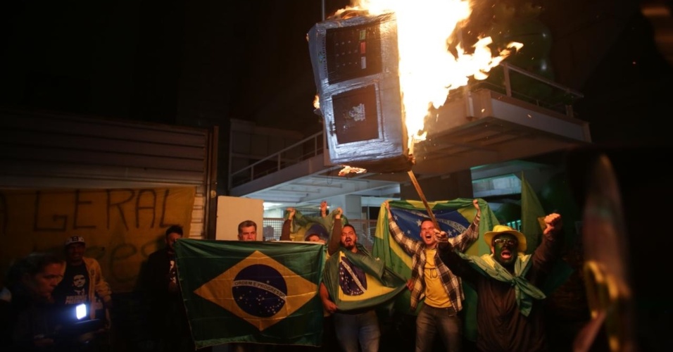 Eleitores do candidato Jair Bolsonaro (PSL) queimam urna de papelão na Av Paulista