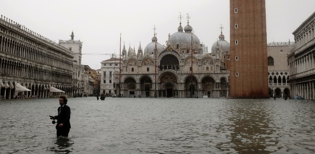 29.out.18 - Homem anda na praça de São Marcos totalmente inundada em Veneza (Itália) - Miguel Medina/AFP