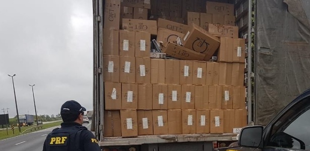 13.nov.2018 - Polícia Rodoviária Federal apreende carga contrabandeada de cigarros  - Divulgação/Polícia Rodoviária Federal