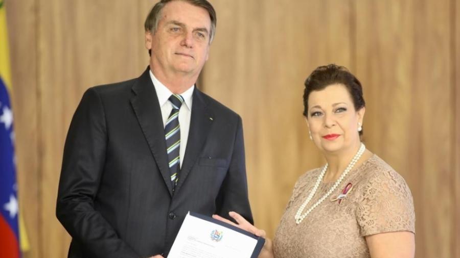 Diplomata María Teresa Belandria, representante de Juan Guaidó, entrega suas credenciais ao presidente Jair Bolsonaro, em junho do ano passado - Reprodução/Twitter/@EmbajadaVE_BR