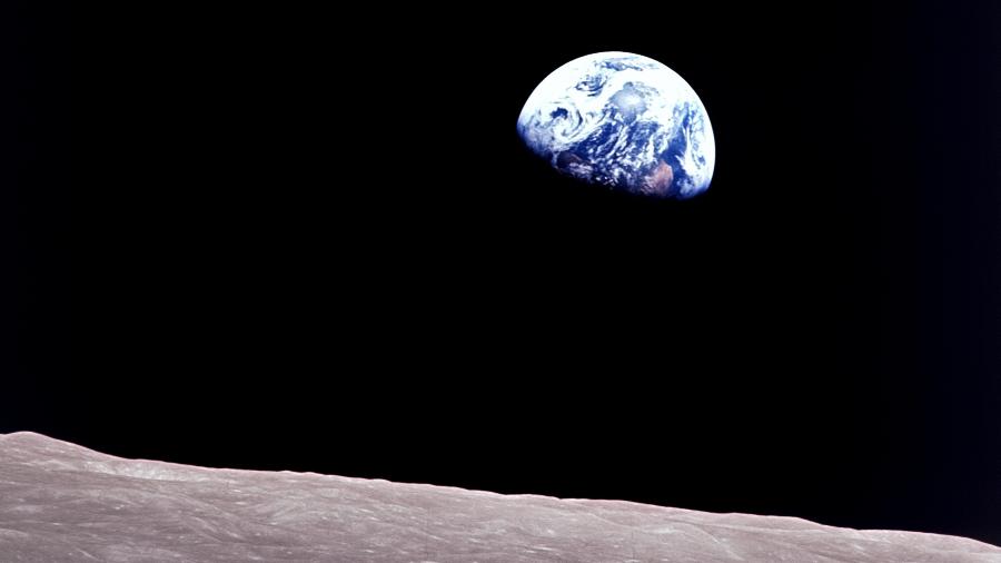 Foto tirada em 1968 pelos astronautas da Apollo 8 mostra o planeta Terra nascendo no horizonte lunar  - Divulgação/Nasa