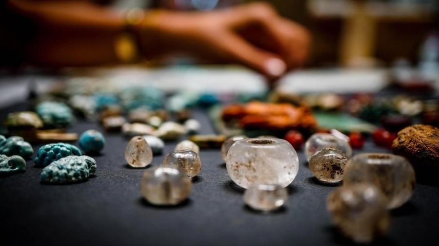 Dezenas de amuletos e contas de vidro foram encontradas entre as ruínas de Pompeia - EPA