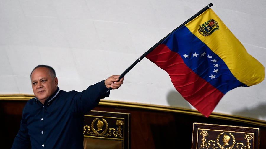 O presidente da Assembleia Nacional Constituinte, Diosdado Cabello, segura uma bandeira da Venezuela durante sessão - Federico Parra / AFP