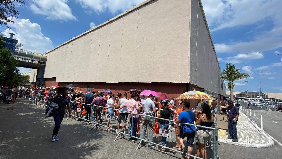 Em 2019, fãs fizeram fila do lado de fora do Center Norte, em São Paulo, para inauguração da loja da Xiaomi - Gabriel Francisco Ribeiro/UOL