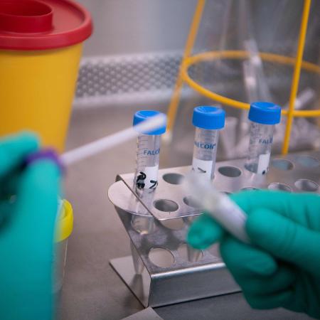 Laboratório analisa exames de casos de suspeita de coronavírus - Marijan Murat / dpa / AFP