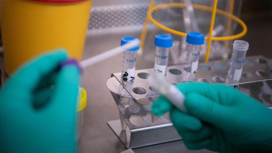 Estudo indica que pacientes poderiam estar eliminando partículas virais não infecciosas ou mortas - Marijan Murat / dpa / AFP