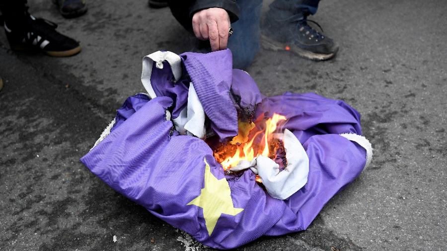 Bandeira da União Europeia é queimada em Londres no dia que marca o Brexit - Toby Melville/Reuters