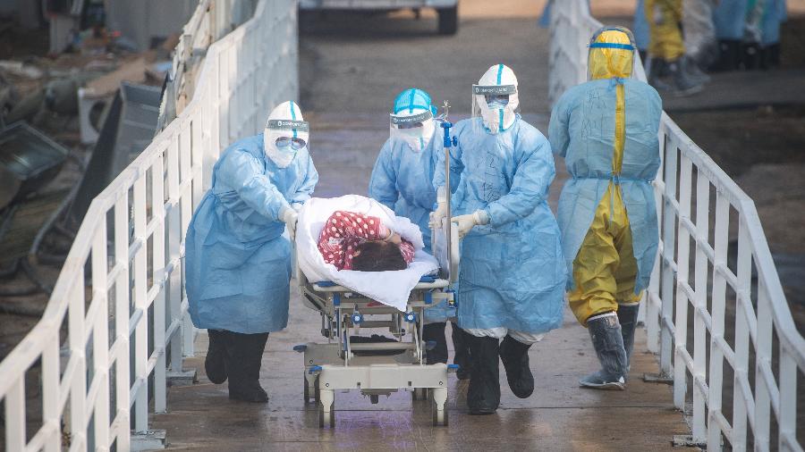 16.fev.2020 - Médicos levam primeira parte de pacientes infectados com o novo coronavírus para uma área de isolamento no hospital Huoshenshan, em Wuhan - Xinhua/Xiao Yijiu
