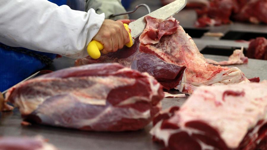 Processamento de carne bovina em frigorífico em Promissão (SP) - Paulo Whitaker