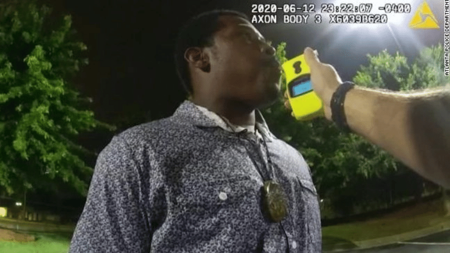 Imagem de Rayshard Brooks, de 27 anos, durante abordagem policial na sexta-feira (12), em Atlanta (EUA), feita por câmeras de segurança - Reprodução