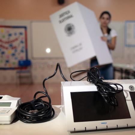 Funcionária da Justiça Eleitoral instala urna eletrônica em local de votação em escola de Brasília - Ueslei Marcelino