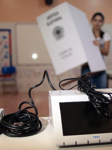 Funcionária da Justiça Eleitoral instala urna eletrônica - Ueslei Marcelino