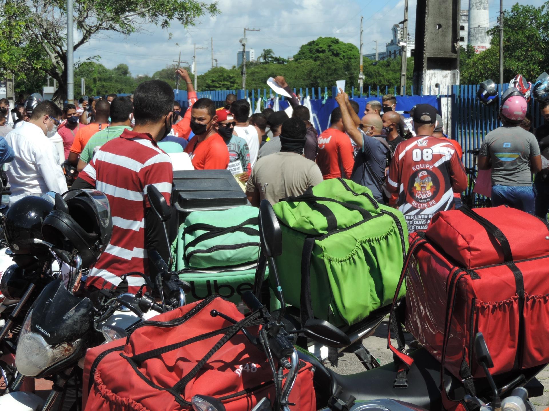 Movimentação da greve dos entregadores próximo ao Centro de Convenções de Pernambuco, entre Recife e Olinda, esta quarta-feira (1). Categoria faz paralisação nacional com exigências a apps como iFood, Rappi, Uber Eats e Loggi - Veetmano Prem/Fotoarena/Estadão Conteúdo