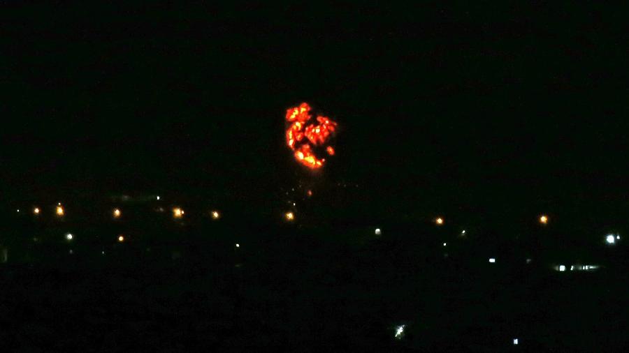 Chamas são vistas após ataque israelense na cidade de Khan Yunes, na faixa de Gaza - SAID KHATIB/AFP