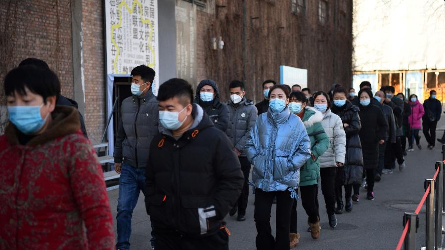 4.jan.2021 - Pessoas caminham até um centro de vacinas contra o coronavírus em Pequim - Greg Baker/AFP