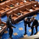 06 jan. 2021 - Policiais retiram políticos de plenário do Congresso após invasão de manifestantes favoráveis ao presidente Donald Trump - Drew Angerer/Getty Images