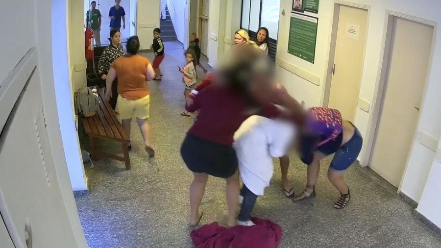 Imagens de câmeras de segurança mostram agressão a enfermeira no Pronto Socorro da Zona Noroeste, em Santos, em 2018. Profissional será indenizada - Divulgação/Prefeitura de Santos