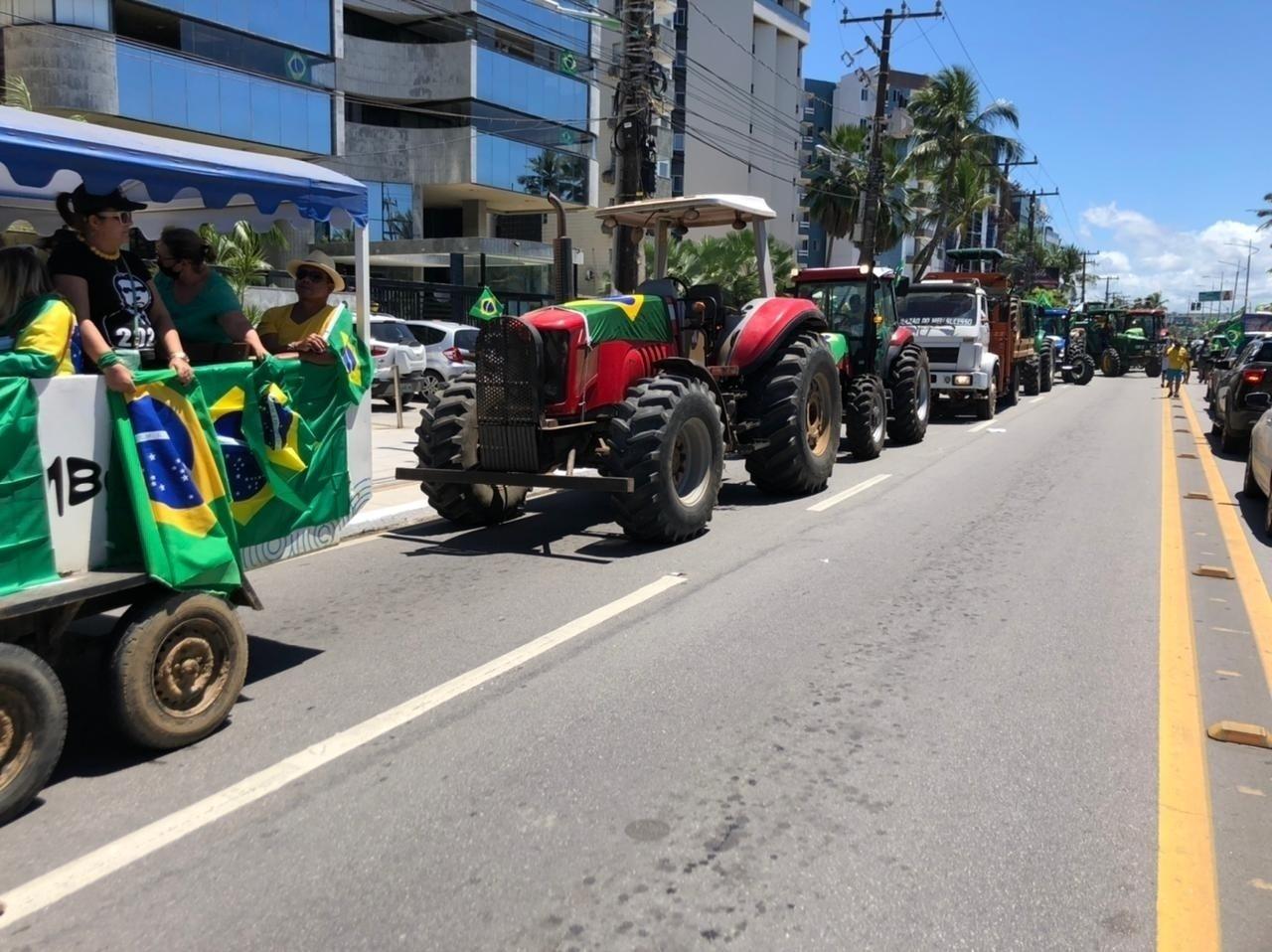 7.set.2021- Em Maceió, tratores enfileirados puxam trenzinho com apoiadores do presidente na orla de Jatiuca - Josiane Calado