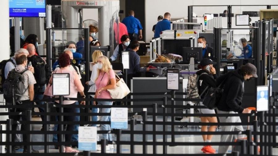 Aeroporto nos EUA; número de armas encontradas com passageiros atualmente é "alarmante", segundo o chefe do TSA, David Pekoske - Getty Images