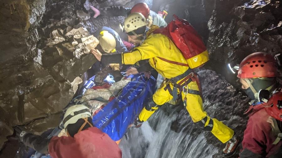 O homem foi resgatado após 54 horas em caverna no Reino Unido - Sky News/Equipe de resgate South & Mid Wales