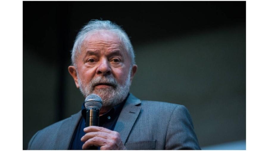 Lula fala ao microfone - Zanone Fraiassat/Folhapress