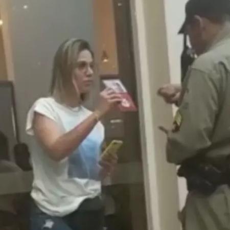 Delegada Gabriela Bigatão Adas foi abordada pela PM após ser acusada de ameaçar entregador por aplicativo com arma em Goiânia (GO) - Reprodução