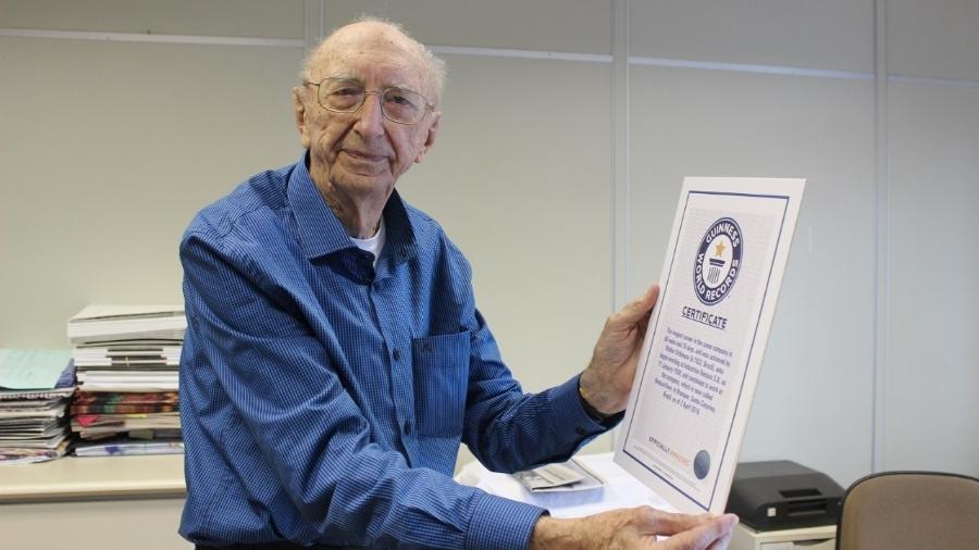 Walther Orthmann trabalha há 84 anos com carteira assinada na RenauxView - RenauxView/Divulgação