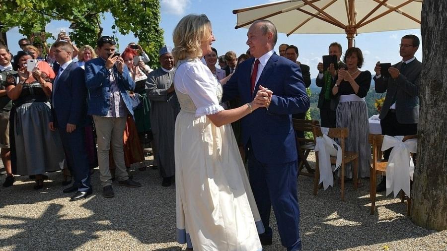 Ex-ministra austríaca das Relações Exteriores Karin Kneissl dançou uma valsa com o presidente russo Vladimir Putin em 2018 - Reprodução/Governo da Rússia