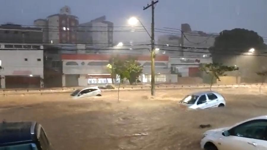 Carros foram arrastados por enxurrada durante fortes chuvas que atingiram a Grande Belo Horizonte - Reprodução de vídeo