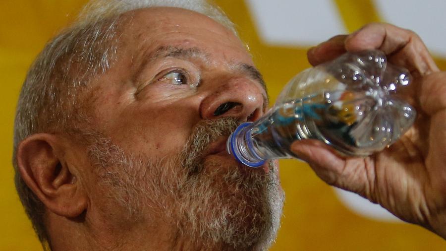 O presidente Luiz Inácio Lula da Silva tem ingerido bastante água durante eventos e coletivas; na imagem, ele participava como pré-candidato em evento em 2022  - 28.abr.2022 - Gabriela Biló/Folhapress
