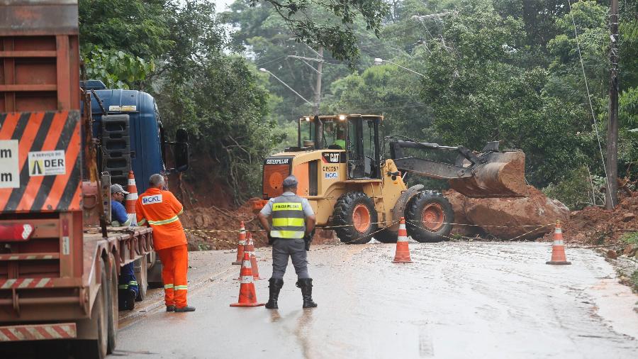 Trabalho no local de um deslizamento de terra que bloqueou a Rio-Santos, no litoral norte de São Paulo  - TABA BENEDICTO/ESTADÃO CONTEÚDO