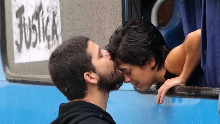 16.nov.2013 - Luiz Carlos Rendeiro Júnior beija Elisa Quadros, ativista conhecida como Sininho, após ato de profissionais da Educação no Centro do Rio de Janeiro - FÁBIO MOTTA/ESTADÃO CONTEÚDO