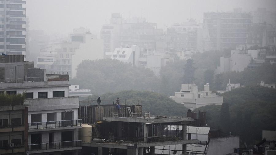 Fumaça tomou conta do céu de Buenos Aires hoje - Luis Robayo/AFP