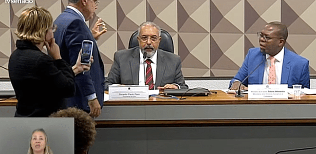 O senador Girão tentou entregar boneco de feto a Silvio Almeida hoje: lacração virou prática cotidiana