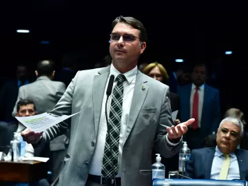 Após fim das 'saidinhas', Flávio Bolsonaro quer redução da maioridade penal