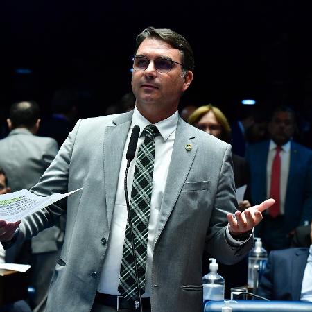 O senador Flávio Bolsonaro registrou BO por difamação contra uma influenciadora trans