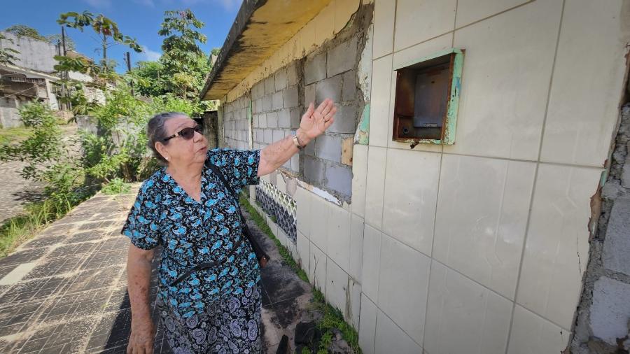 Judite mostra parte externa da casa onde morava no bairro do Bebedouro, em Maceió